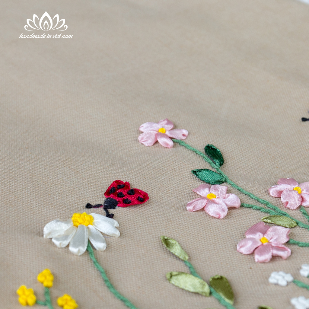 Túi tote , túi vải đeo vai , túi handmade , túi thêu ruy băng ,thêu hoa,miệng may khóa kéo, vải lót bên trong đầy đủ