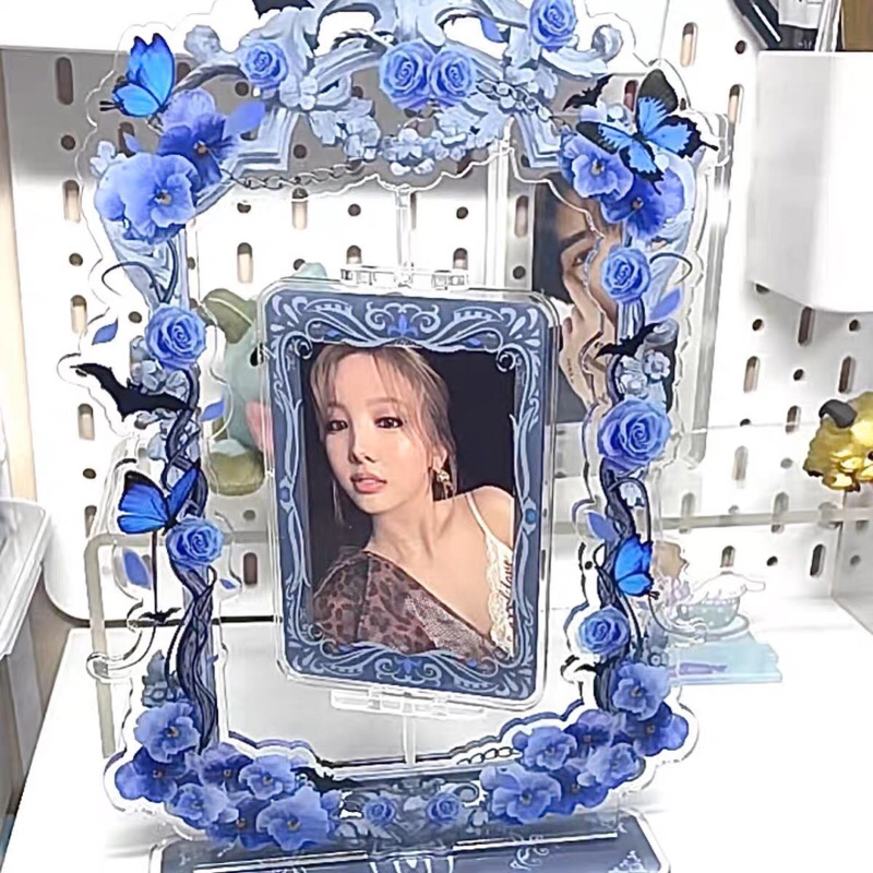 Standee frame xoay 360 phiên bản hoa hồng xanh