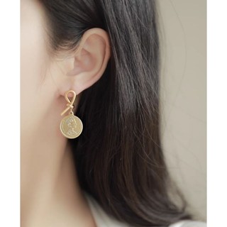 Bông tai nữ hoàng độc đáo