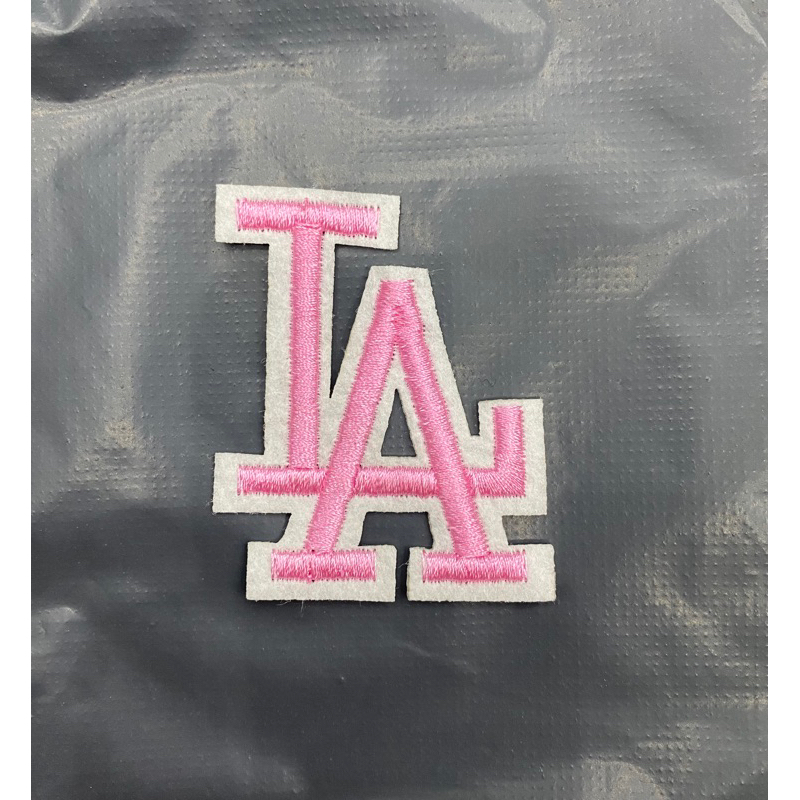 Sticker , logo thêu LA ủi hồng 6cm