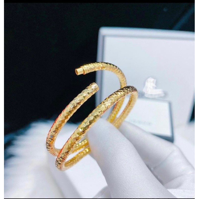 Vòng chạm 18k khoá ống bao đẹp sáng bóng