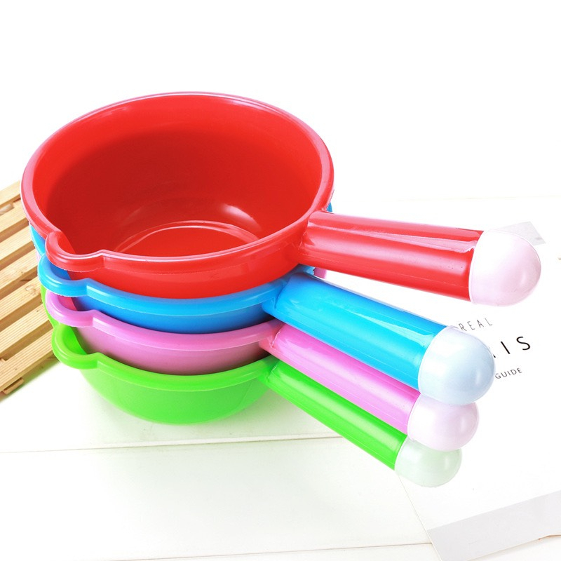 Gáo múc nước có mỏ, gáo nhựa nhiều màu, thiết kế trơn, min, màu sắc bóng lóng tươi sáng, chất liệu nhựa bền đẹp