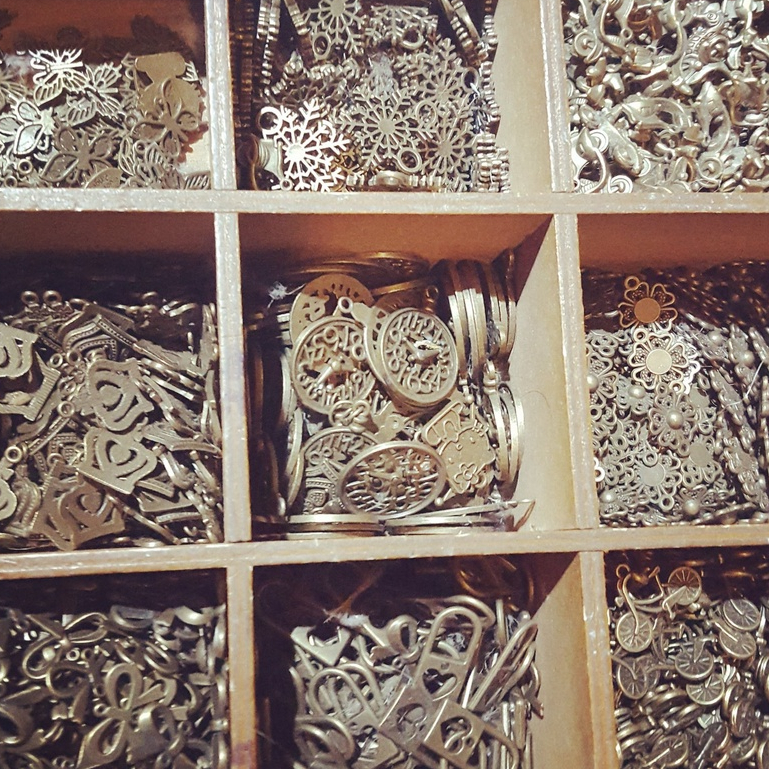 Charm phù điêu kim loại làm mặt dây chuyền, vòng tay, móc khóa, gắn túi ví đa năng