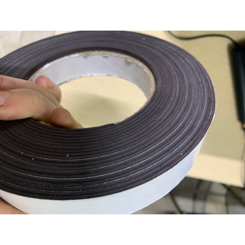 Nam châm dẻo cuộn có băng keo. kích thước 20mm, 25mm, 30mm, 50mm chiều dài 1met