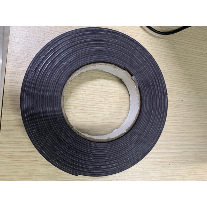 Nam châm dẻo cuộn có băng keo. kích thước 20mm, 25mm, 30mm, 50mm chiều dài 1met