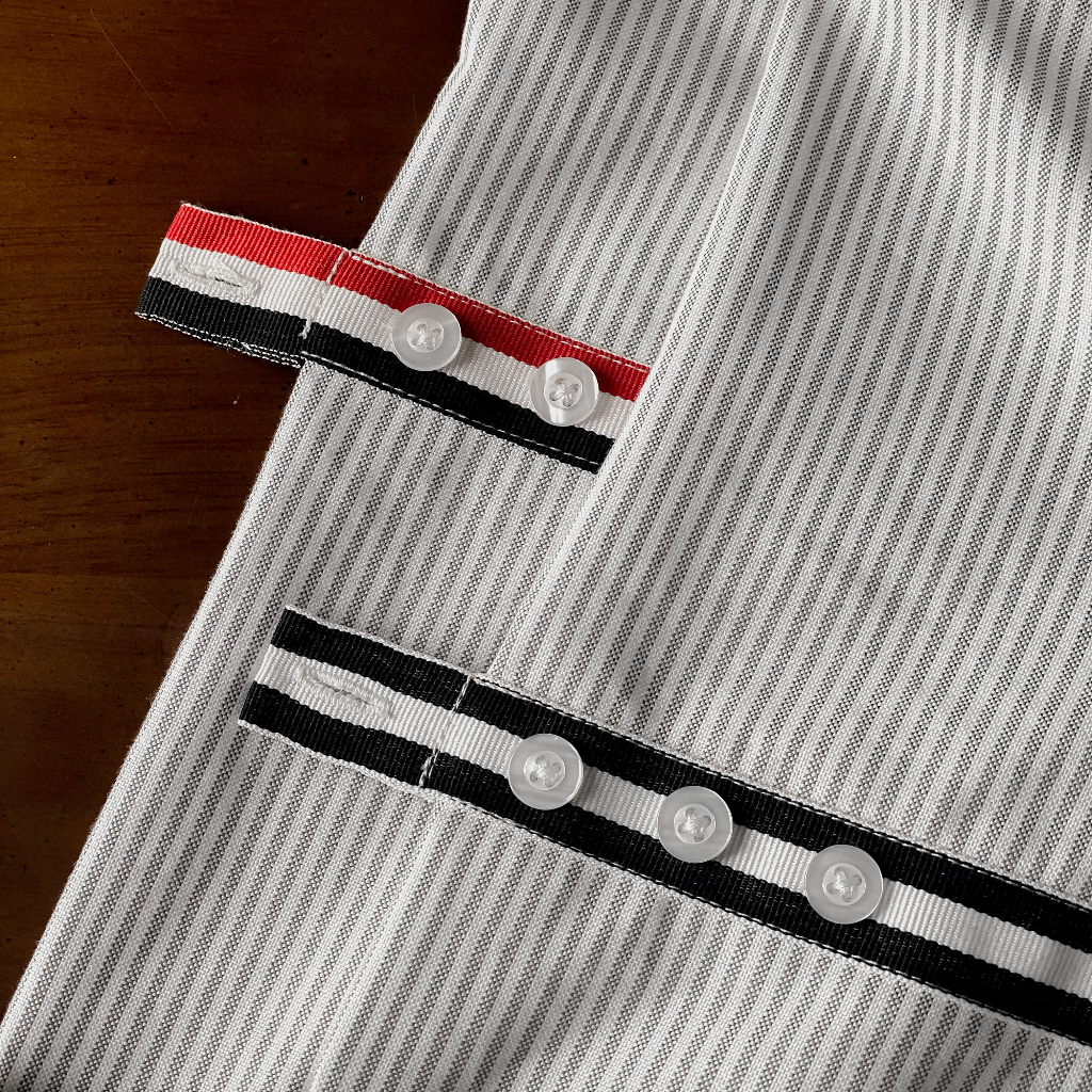 Áo sơ mi Oxford phối viền tay áo và hình thêu sau lưng trẻ trung - dễ mang hằng ngày