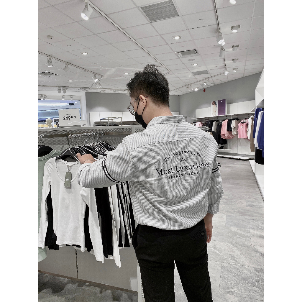 Áo sơ mi Oxford phối viền tay áo và hình thêu sau lưng trẻ trung - dễ mang hằng ngày