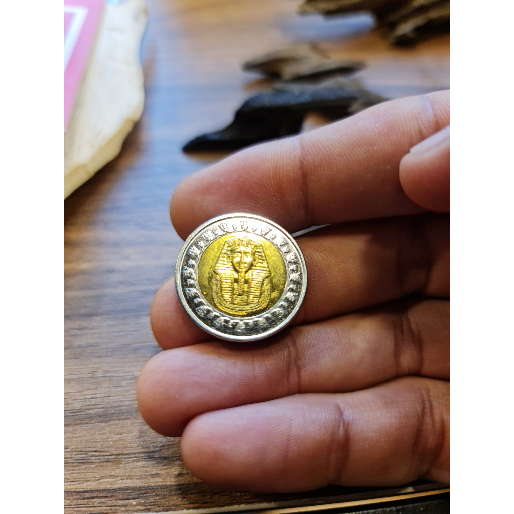 Đồng xu Ai Cập 1 L.E với hình vua Tutankhamun