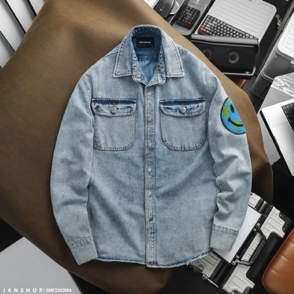 Sơ mi thiết kế bởi chất denim bụi bặm, cá tính, phối hợp cùng icon bên tay áo mang đến cái nhìn trẻ trung, năng động