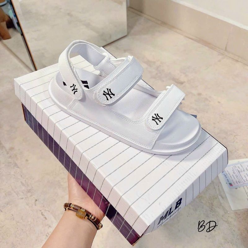 HOT Sandan siêu nhẹ full box )Màu trắng còn 38-39