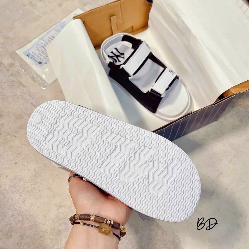 HOT Sandan siêu nhẹ full box )Màu trắng còn 38-39