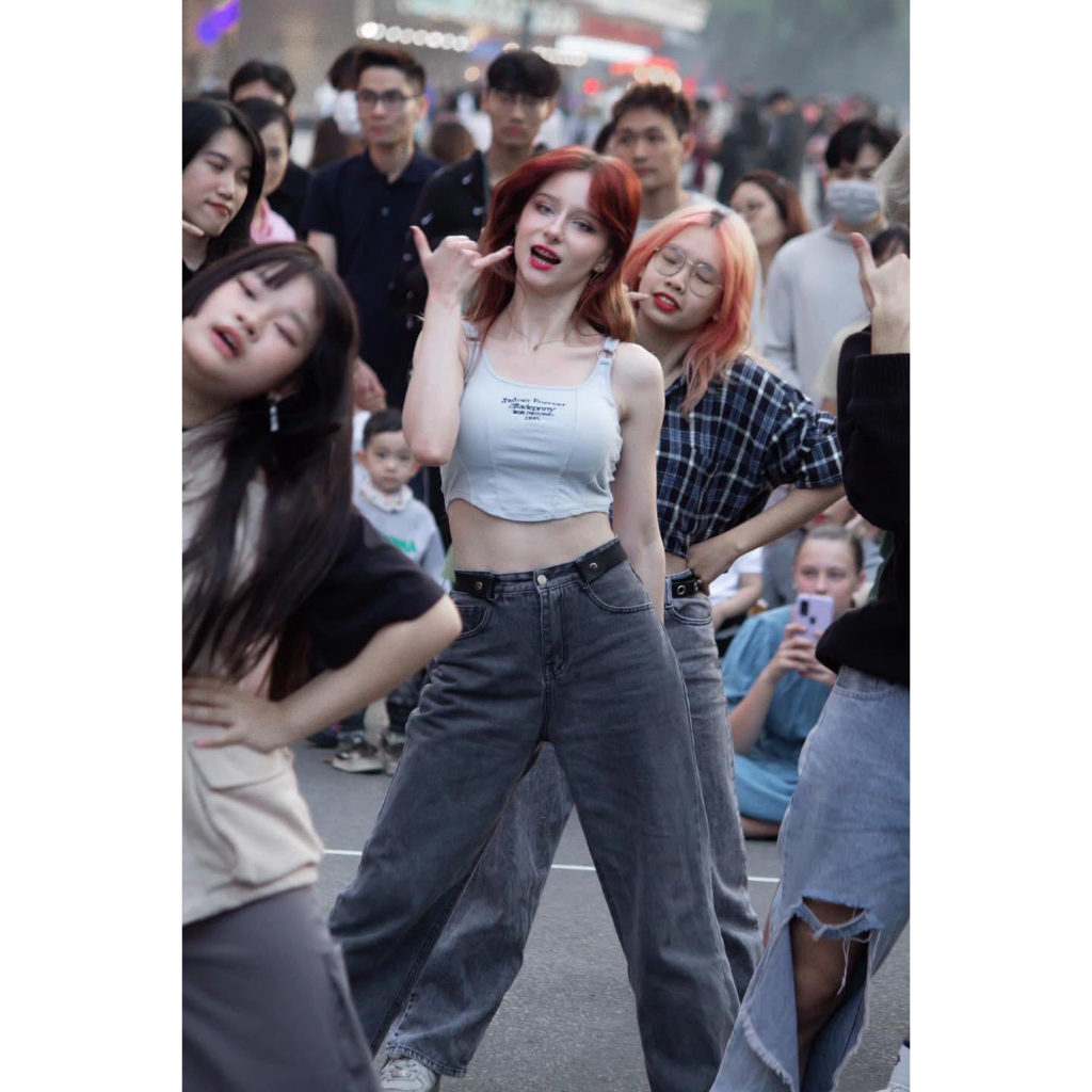 Áo croptop kiểu 2 dây vạt tròn tôn eo phối chữ thêu