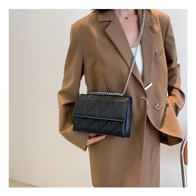 Túi xách nữ đeo chéo họa tiết ô vuông sọc chéo dây đeo chuỗi xích một ngăn có khóa bấm , có ba màu đen và hồng và nâu