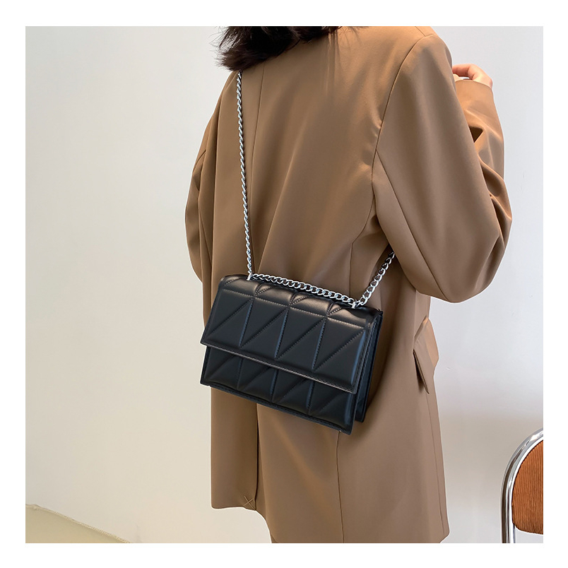 Túi xách nữ đeo chéo họa tiết ô vuông sọc chéo dây đeo chuỗi xích một ngăn có khóa bấm , có ba màu đen và hồng và nâu