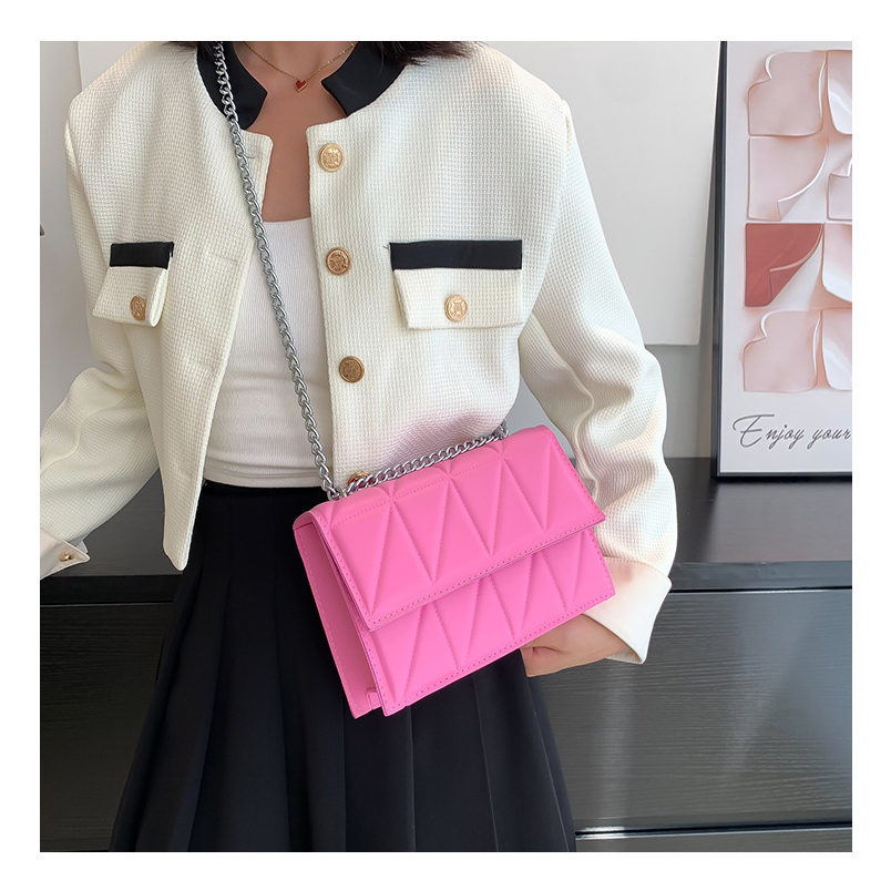 Túi xách nữ đeo chéo họa tiết ô vuông sọc chéo dây đeo chuỗi xích một ngăn có khóa bấm , có ba màu đen và hồng và nâu