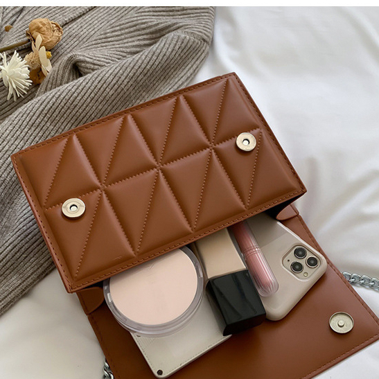 Túi xách nữ đeo chéo họa tiết ô vuông sọc chéo dây đeo chuỗi xích một ngăn có khóa bấm , có ba màu đen và hồng và nâu