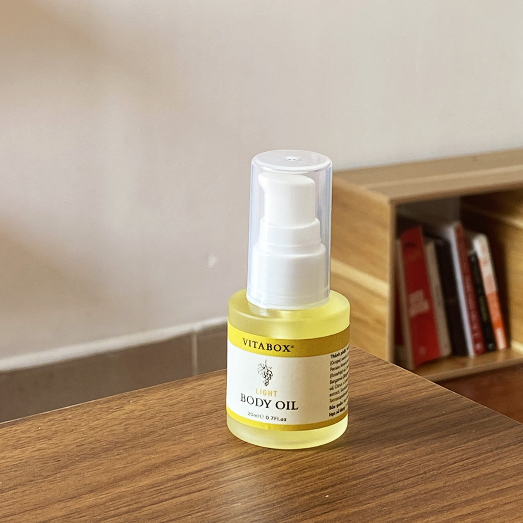 Dầu dưỡng thể Vitabox Light Body Oil - sáng da, mờ thâm, dưỡng ẩm - 80mL | BigBuy360 - bigbuy360.vn