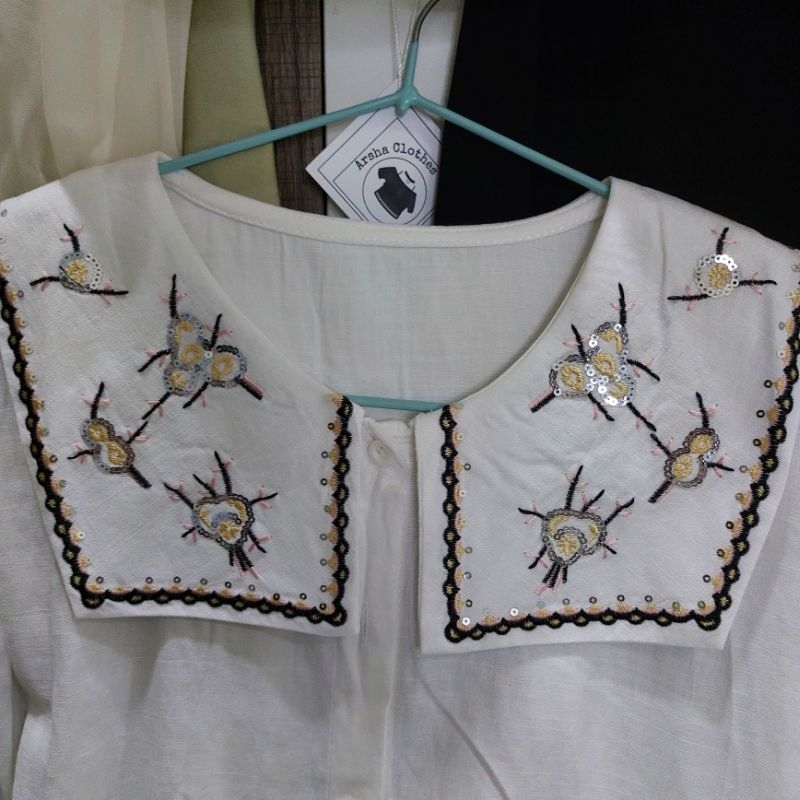 Áo sơ mi cotton cổ bản rộng thêu họa tiết