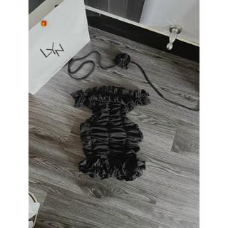 Đầm trễ vai bèo nhúm nhúm kèm dây hoa đeo cổ