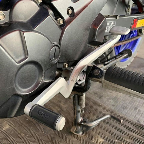 HÀNG LOẠI 1-Cần số 2 chiều nhôm nguyên khối X1R dành cho xe Exciter 150, hàng hãng, 2 màu trắng đen, hình thật sản phẩm