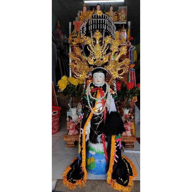 Tượng Đức Diêu Trì Địa Mẫu cao 80 cm kèm áo mão và chuỗi quạt.