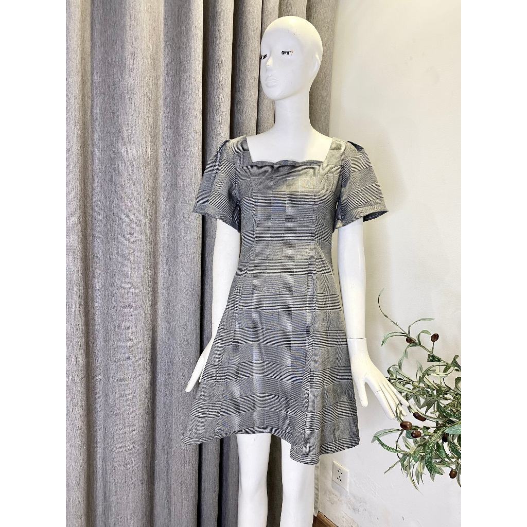 Đầm kẻ tay bồng 92WEAR , thiết kế xòe tôn dáng DEA2552