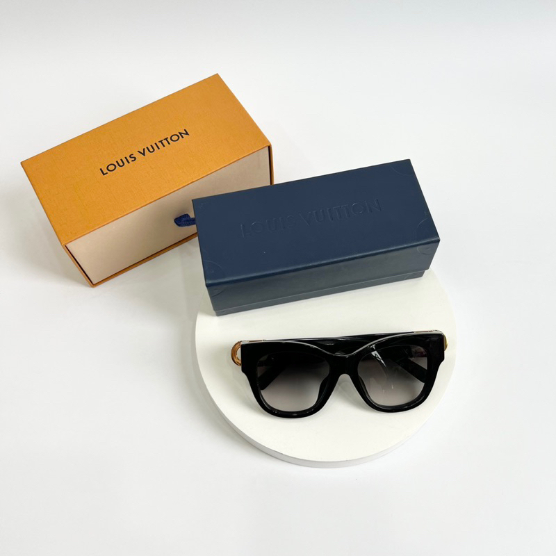 Mắt kính đen Louis Vuitton chính hãng