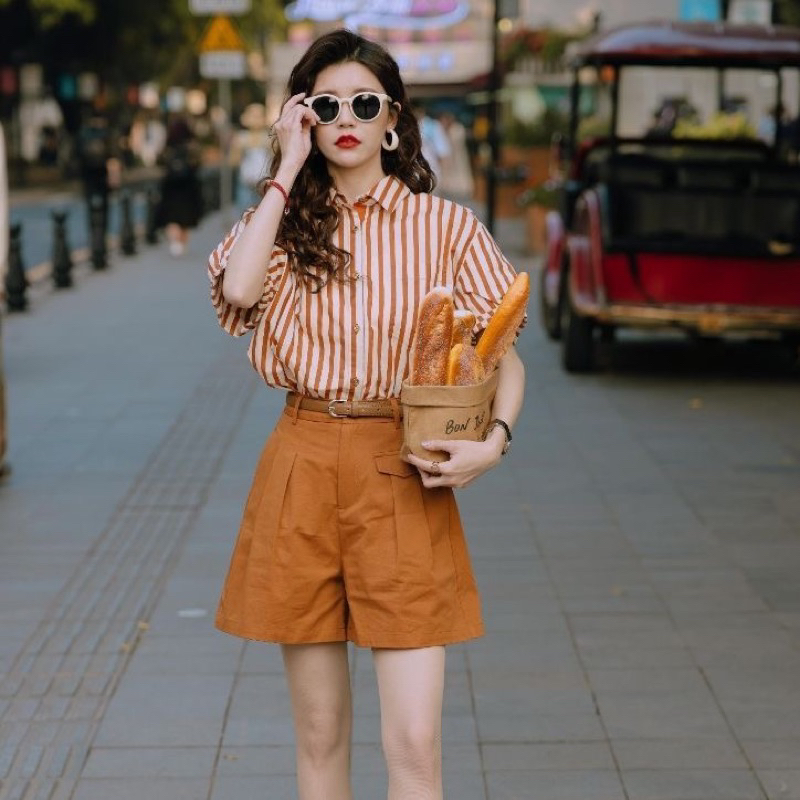 Set áo sơ mi kẻ sọc màu cam tay bồng, quần Sooc (không kèm belt) màu cam phong cách Hồng Kong cổ điển