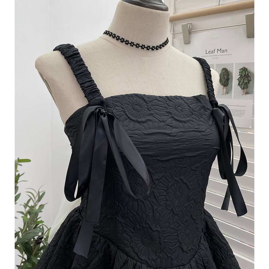 Đầm 2 dây đen vài xốp thắt nơ sau lưng phòng cách