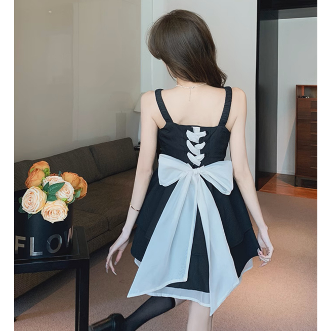 Đầm 2 dây đen vài xốp thắt nơ sau lưng phòng cách