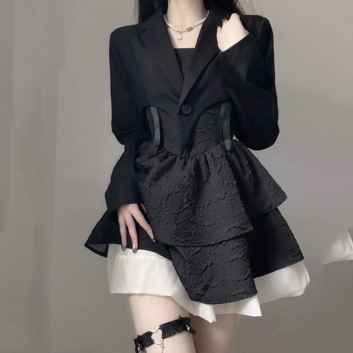 Đầm 2 dây đen vài xốp thắt nơ sau lưng phòng cách