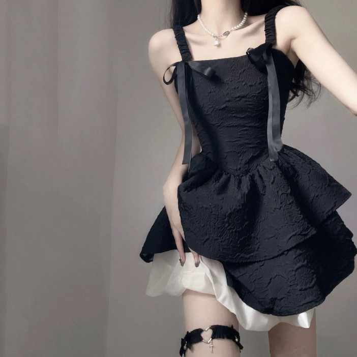 Đầm 2 dây đen vài xốp thắt nơ sau lưng phòng cách