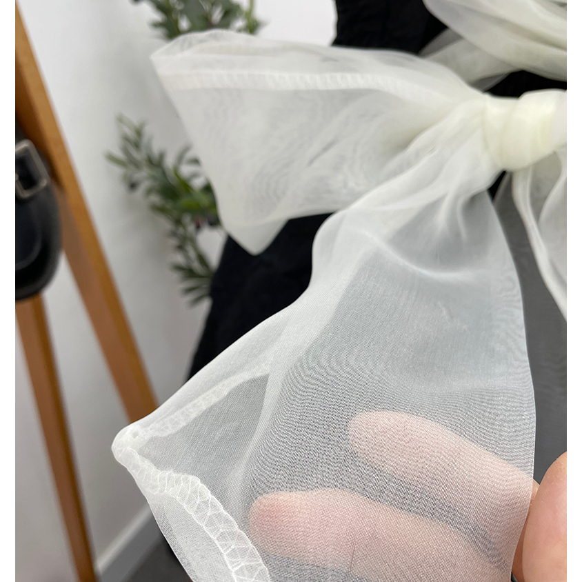 Đầm 2 dây đen vài xốp thắt nơ sau lưng phòng cách