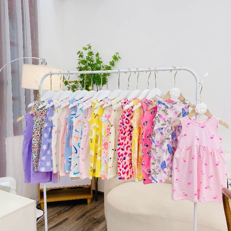 Đầm sát nách bé gái
