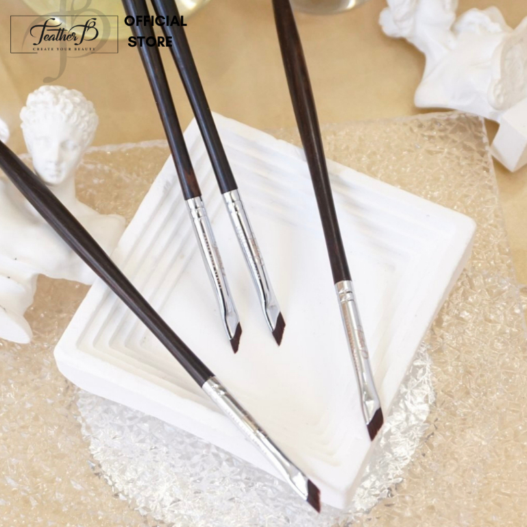 Cọ Mày - Liner Vát Xéo Feather B M172