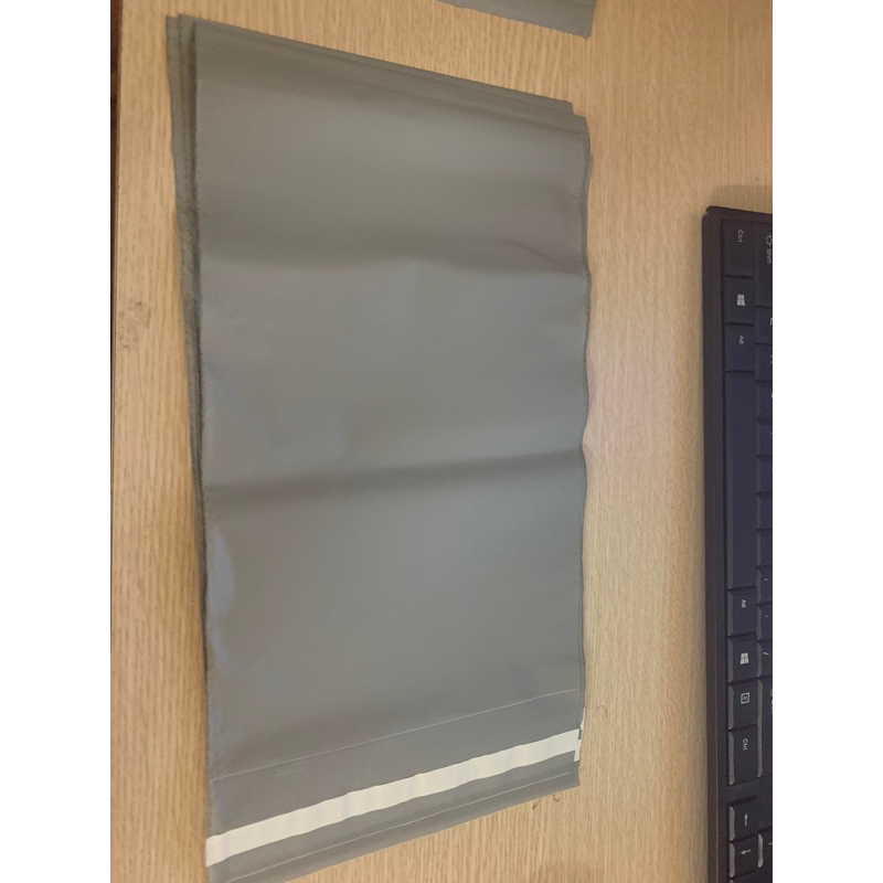 Túi gói hàng niêm phong sẵn keo dán miệng size 28x42 cuộn 100 túi màu ghi xám