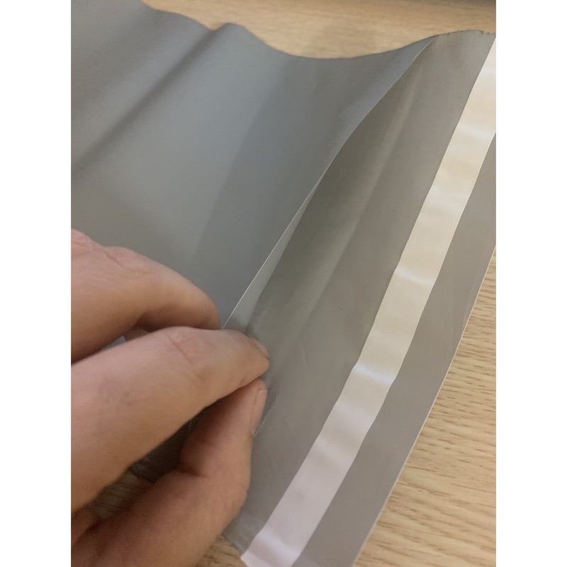 Túi gói hàng niêm phong sẵn keo dán miệng size 28x42 cuộn 100 túi màu ghi xám