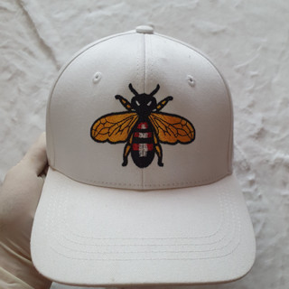 Mũ nón kết lưỡi trai Gucci màu trắng thêu con ong kaki khóa