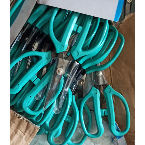 Kéo cắt mũi cong cán xanh lá cây .