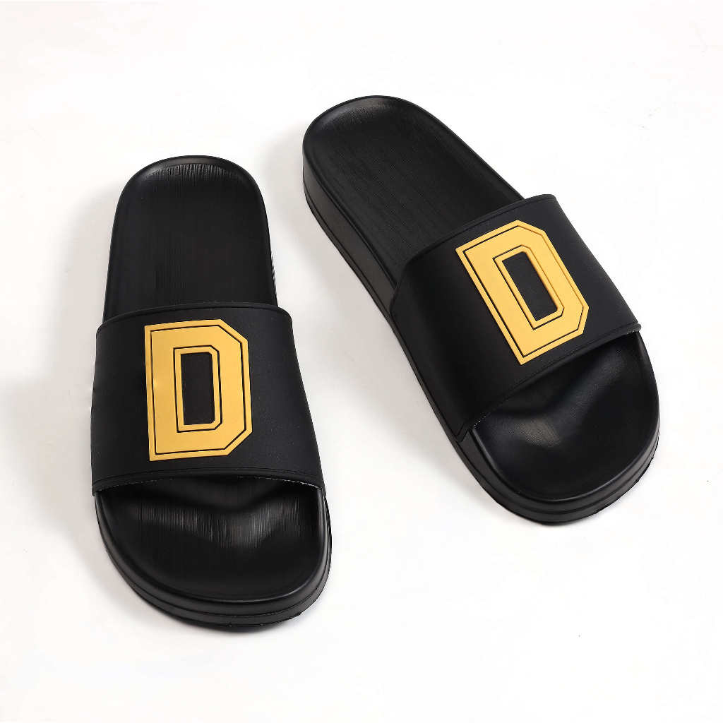 Dép quai ngang Denis CD02 Unisex Slipper Full đen chữ D vàng Năng động