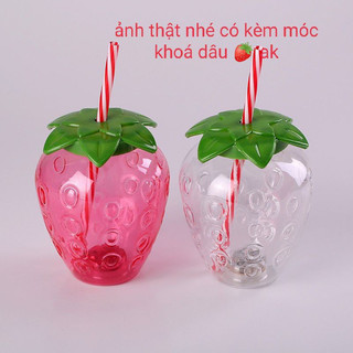 Bình nước hình quả dâu tây tặng kèm ống hút và móc khóa 500ml