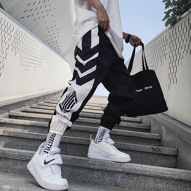 Quần jogger nam màu đen hoạ tiết trắng phong cách hàn quốc