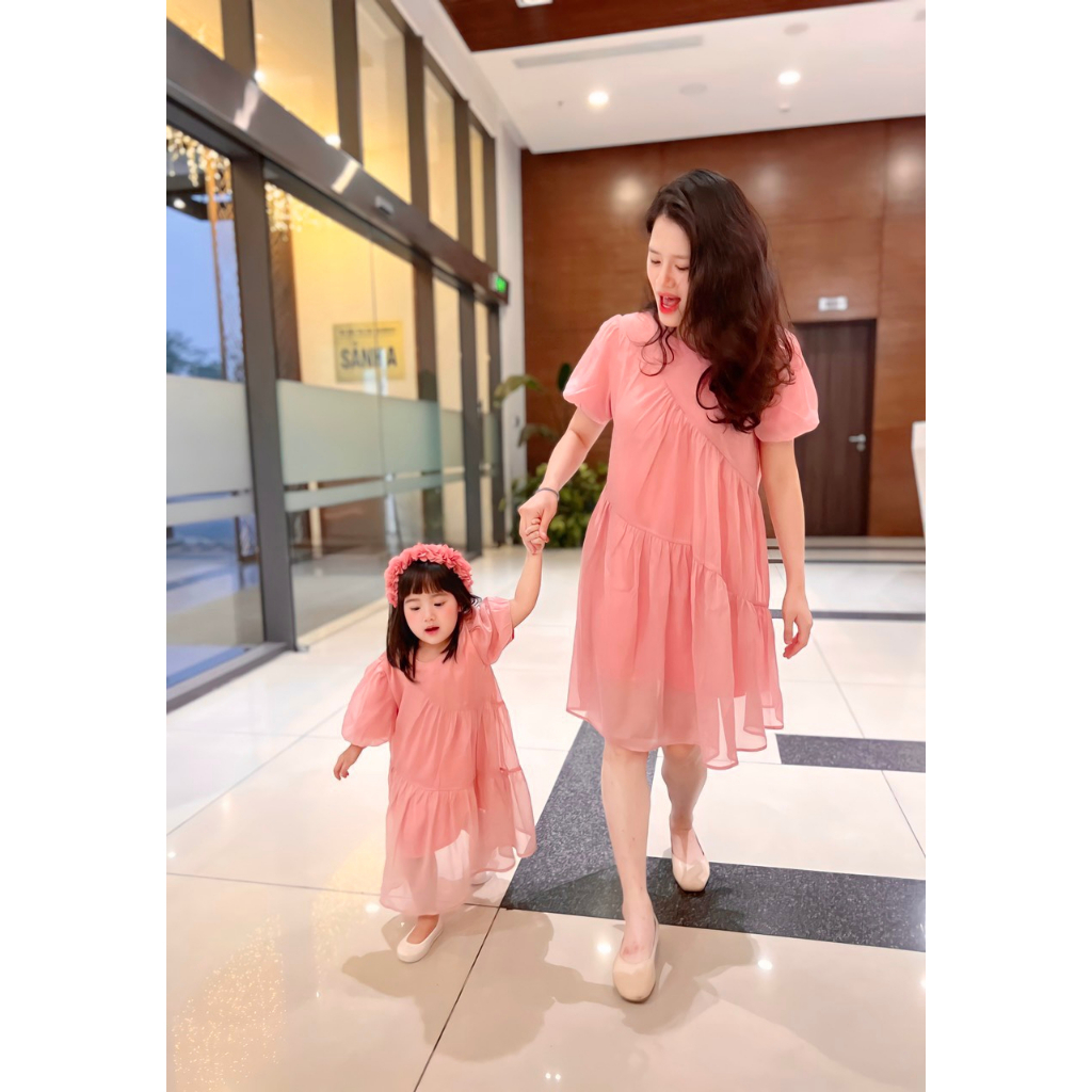 VÁY ĐÔI MẸ BÉ VOAN HỒNG XẾP CHÉO