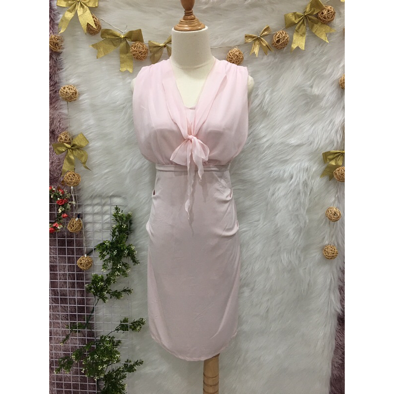 Váy Đẩm Xinh Xắn màu hồng phấn 2 hand Cổ V phối Voan có dây thắt nơ- Size S