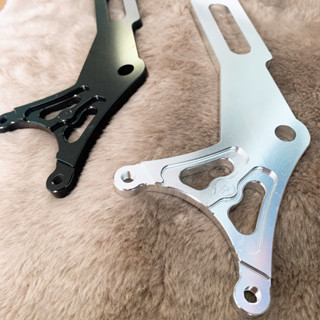 ✍️ Bát Sau cho xe WAVE SIRIUS lên đĩa sau, gắn heo 2pis đối xứng cùng đĩa 220mm (ĐEN & TRẮNG)