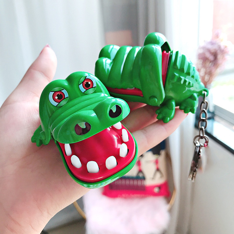 Móc khóa hàm cá sấu cắn tay vui nhộn, có thể chơi được