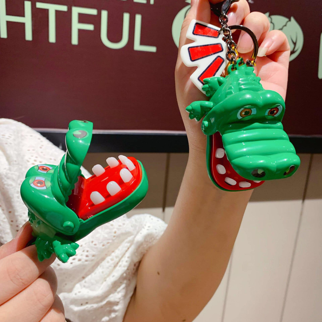 Móc khóa hàm cá sấu cắn tay vui nhộn, có thể chơi được