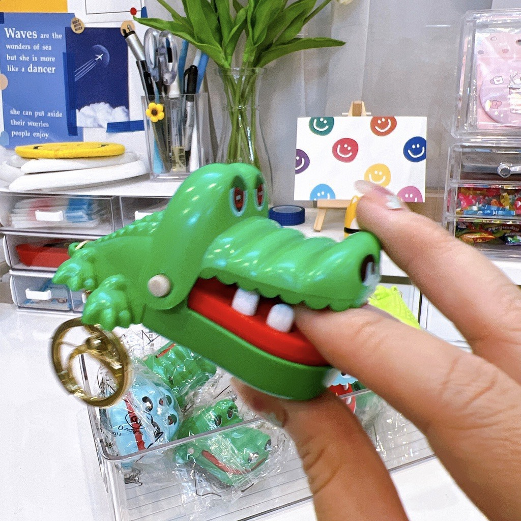 Móc khóa hàm cá sấu cắn tay vui nhộn, có thể chơi được