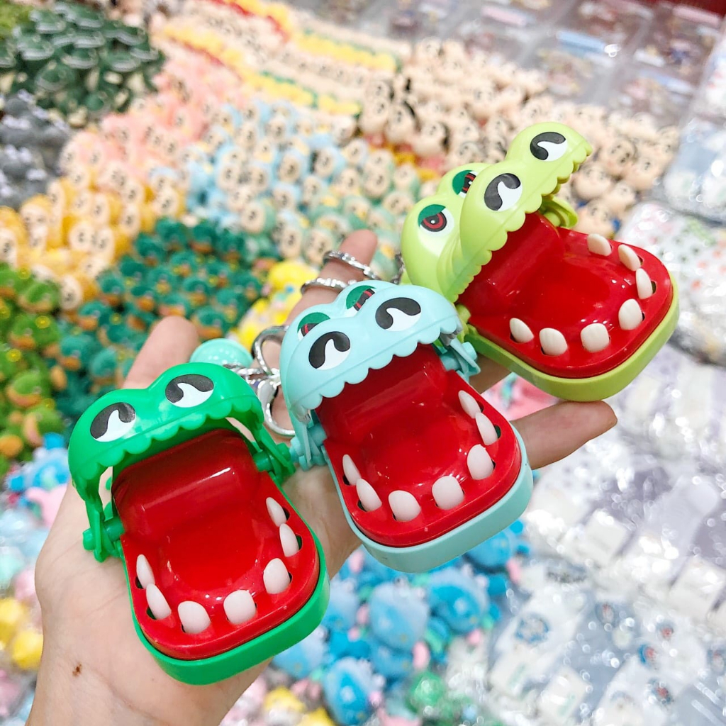 Móc khóa hàm cá sấu cắn tay vui nhộn, có thể chơi được