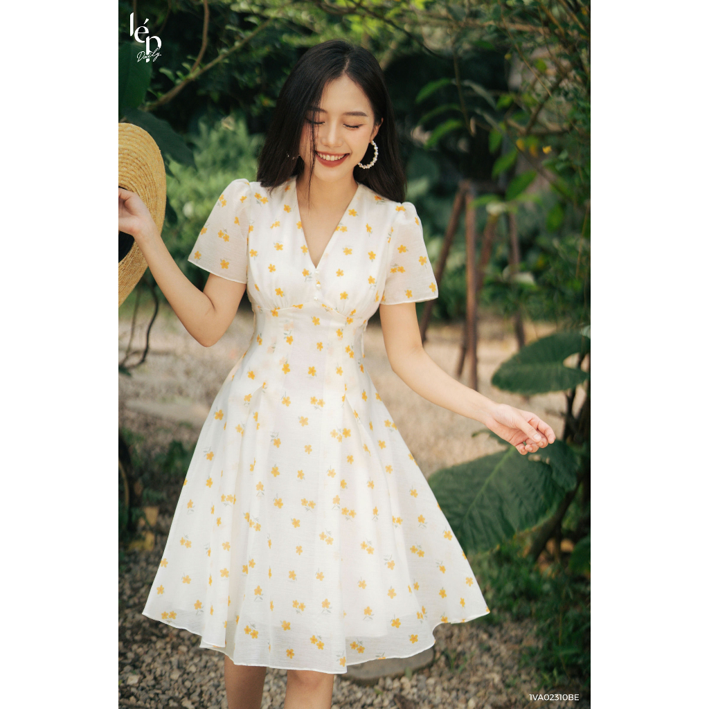 Váy be hoa nhí vàng cổ V dáng xoè đính cúc Lep' 1VA02310BE
